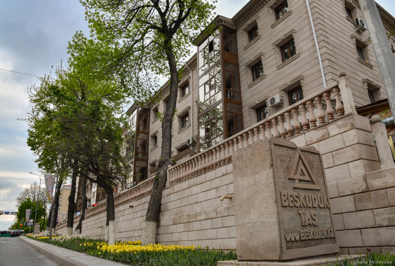 Фасады 41-ой многоэтажки обновлены за счет предпринимателей в Шымкенте