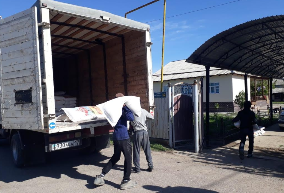 Туркестан: частный предприниматель жетысайского района раздал местным жителям 200 мешков муки