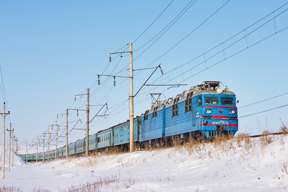 Локомотив столкнулся с автомобилем в Акмолинской области