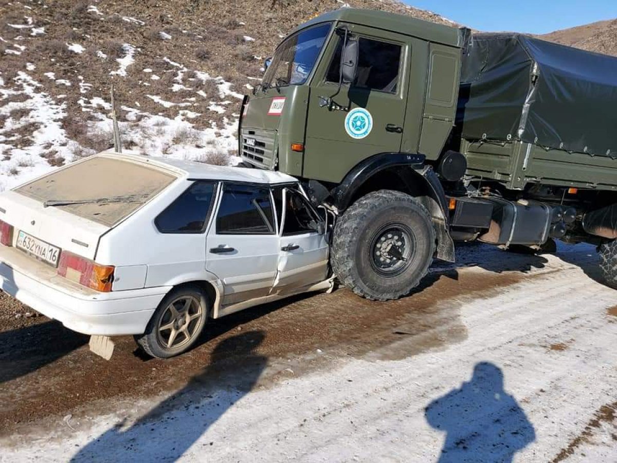 В ВКО легковой автомобиль столкнулся с большегрузом