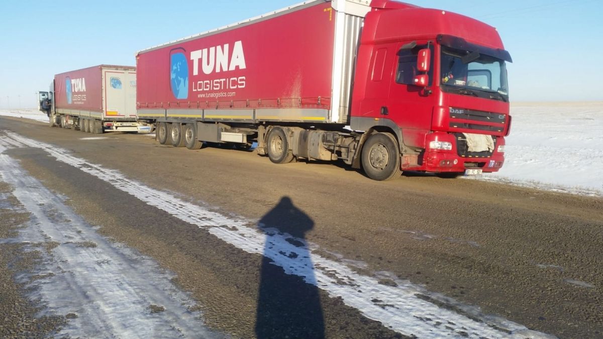 В Алматинской области дальнобойщики заблокировали трассу