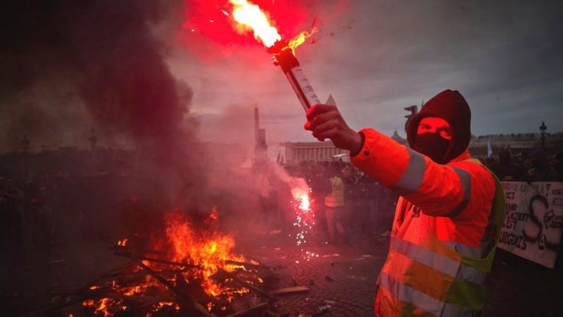 Беспорядки в Париже из-за принятия закона о пенсиях без голосования