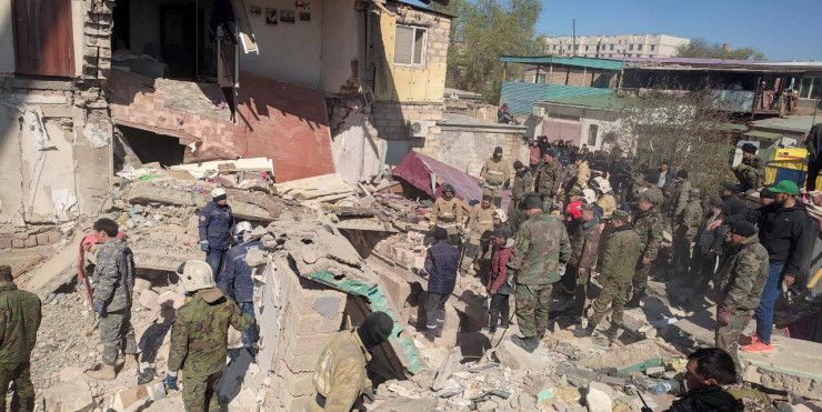 Спасателями из-под завалов в Жанаозене извлечены живыми четыре человека и четверо погибших