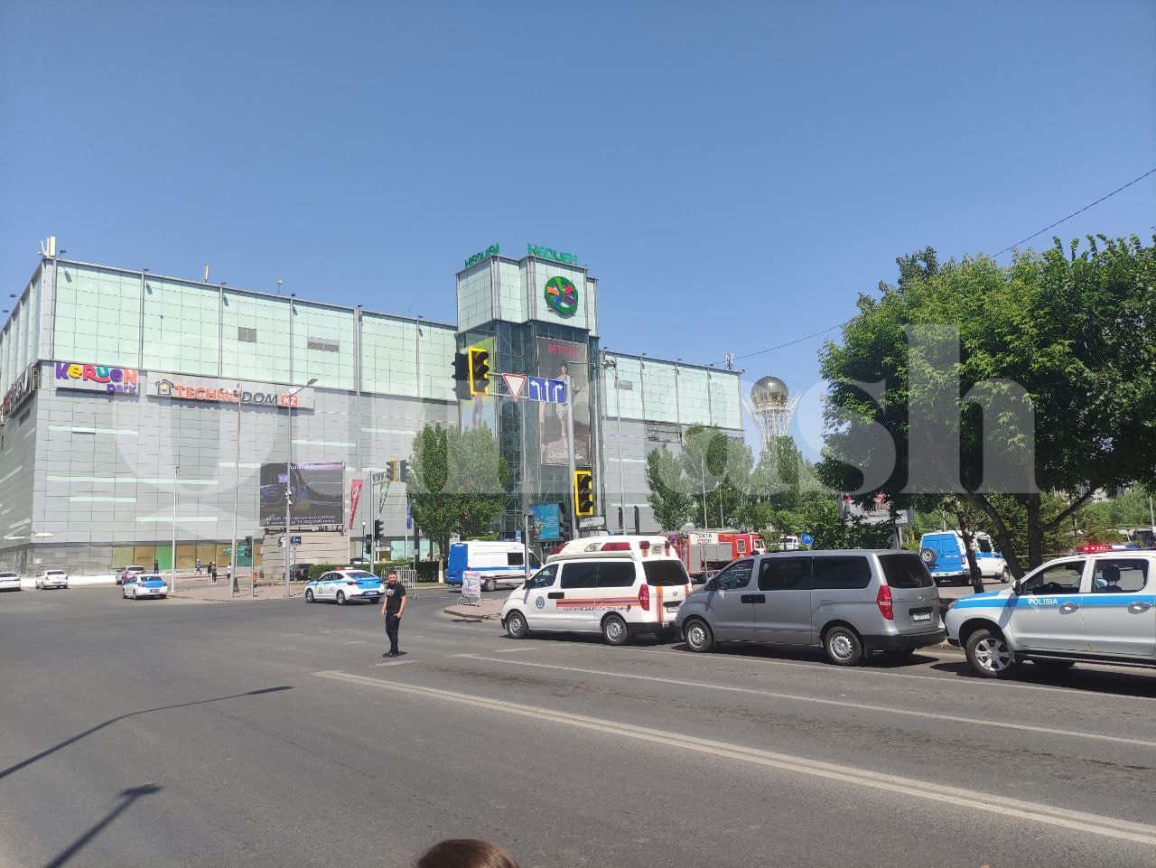 Мужчина захватил заложников в отделении Каспий банка в Астане