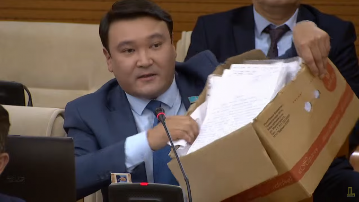 Мажилисмен принес на заседание коробку с обращениями казахстанцев