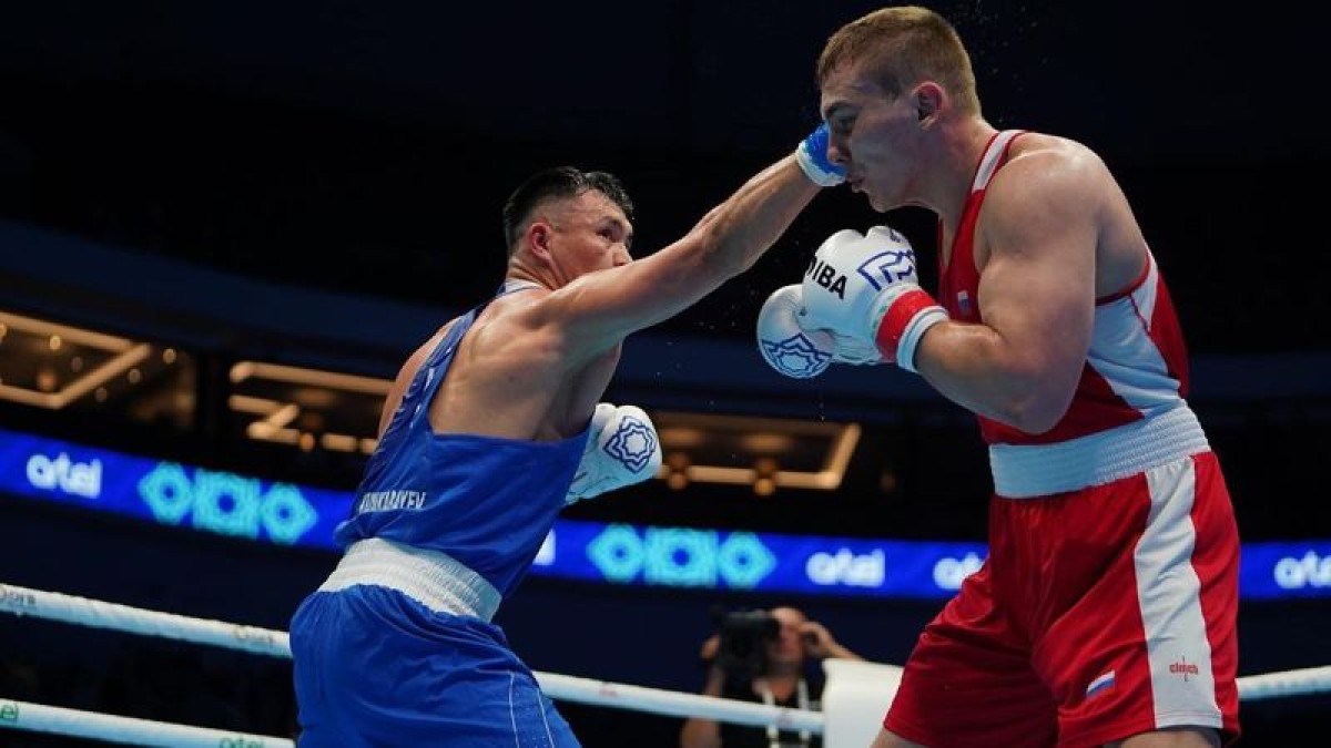 Боксер из Казахстана побывал в нокдауне, но выиграл бой