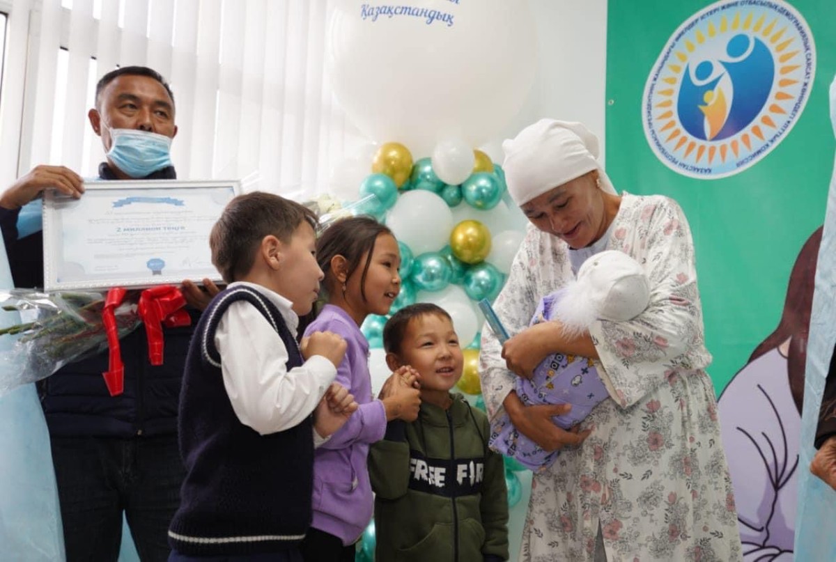 В Туркестанской области чествовали 20-миллионного жителя страны