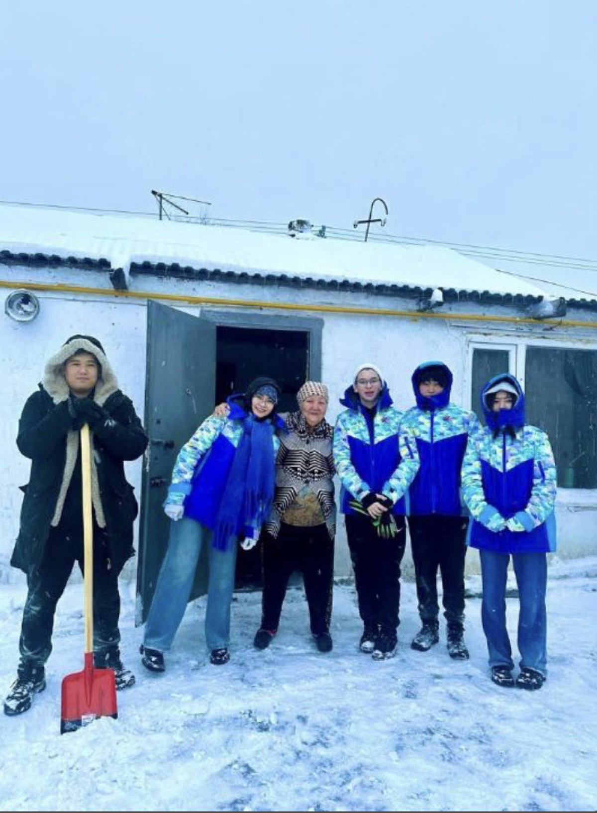 Уборка снега: волонтеры столицы помогают одиноким и пожилым людям