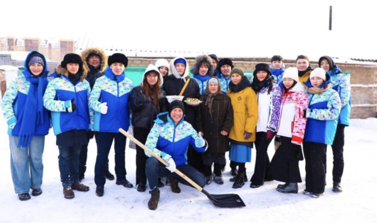 Марафон добрых дел: волонтеры Астаны помогают с уборкой снега пожилым и одиноким пенсионерам