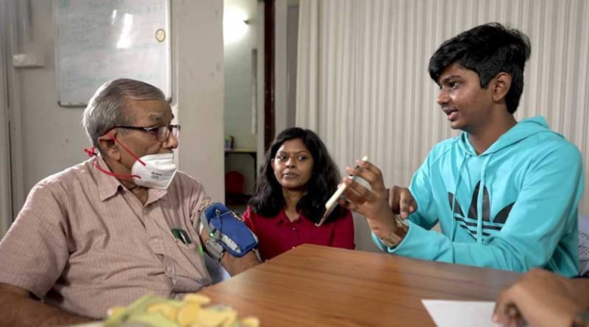 Подросток из Индии придумал гаджет для бабушки с болезнью Альцгеймера