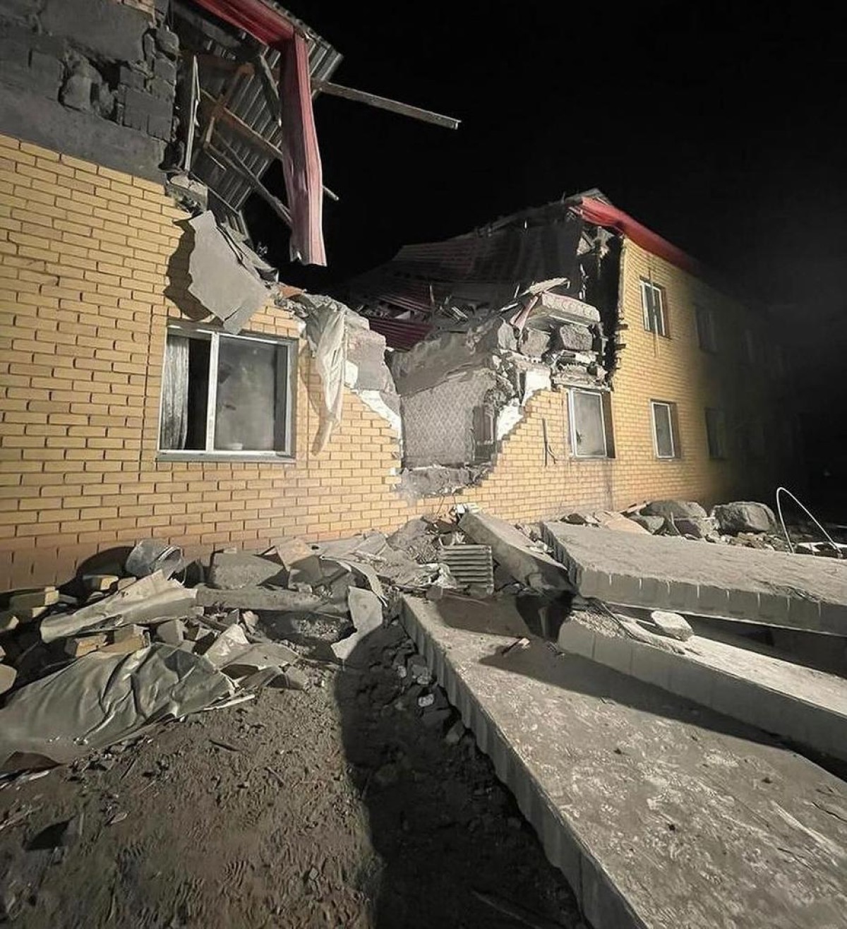 Взрыв газа: В Караганде разрушился жилой дом