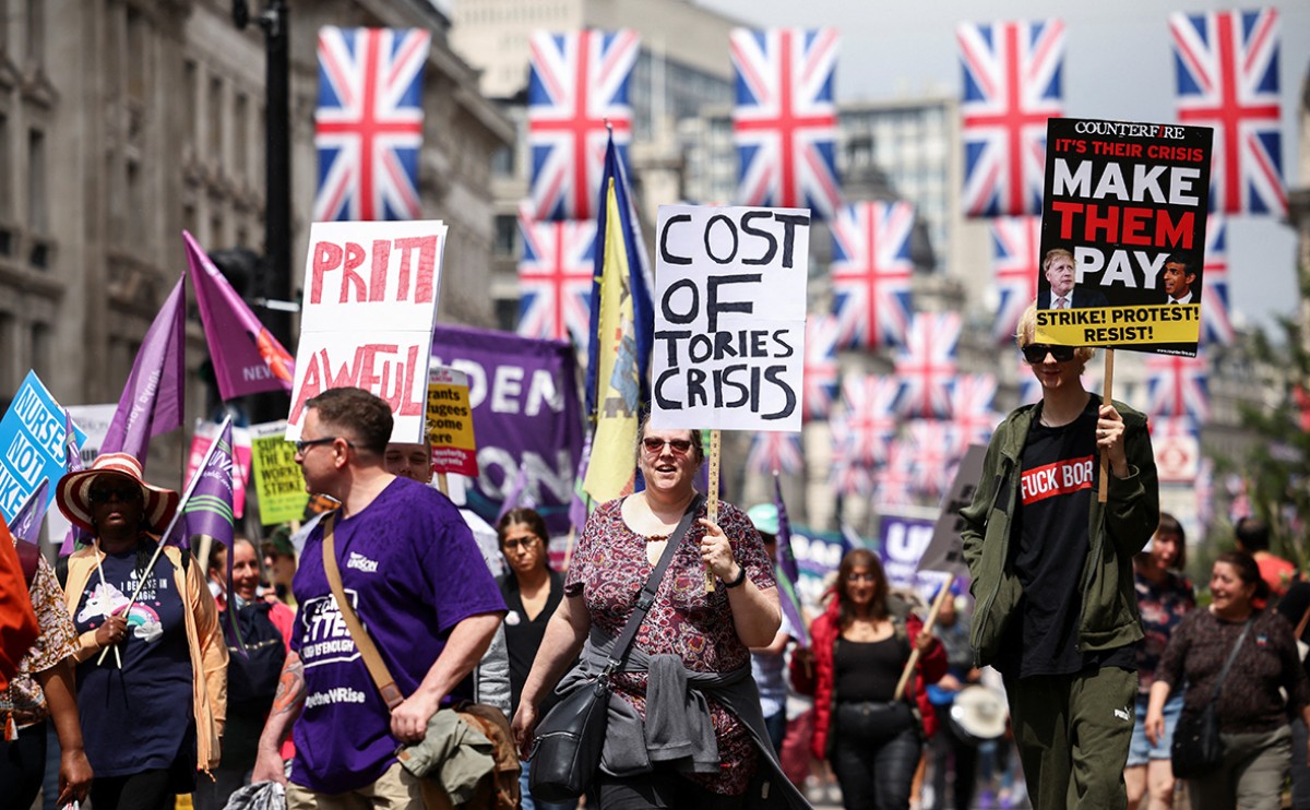 Великобритания: запретили носить маски во время парада