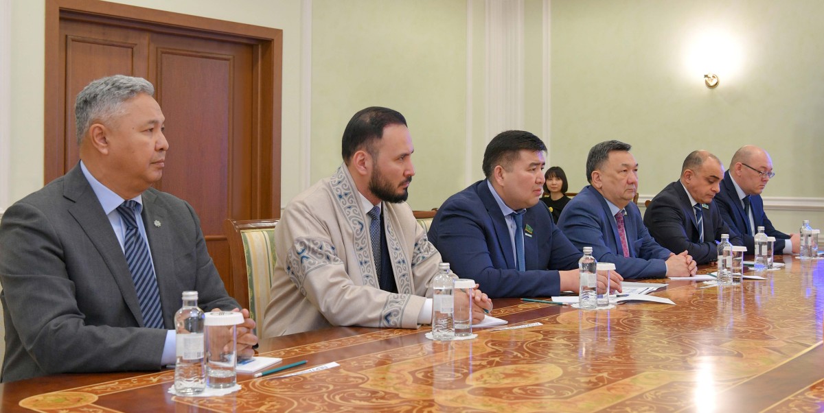 Госсоветник обсудил с партийными фракциями законодательное обеспечение инициатив Президента