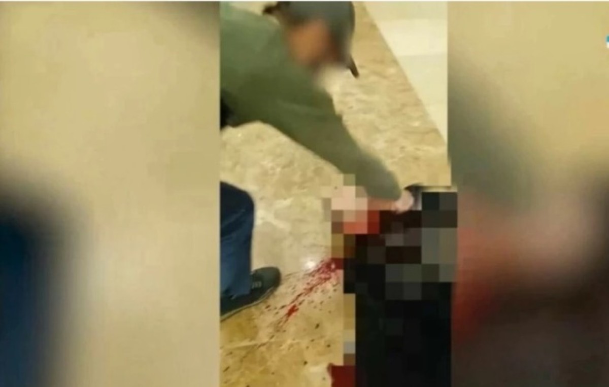 Распространились видео, где зарезали человека во время теракта в Москве