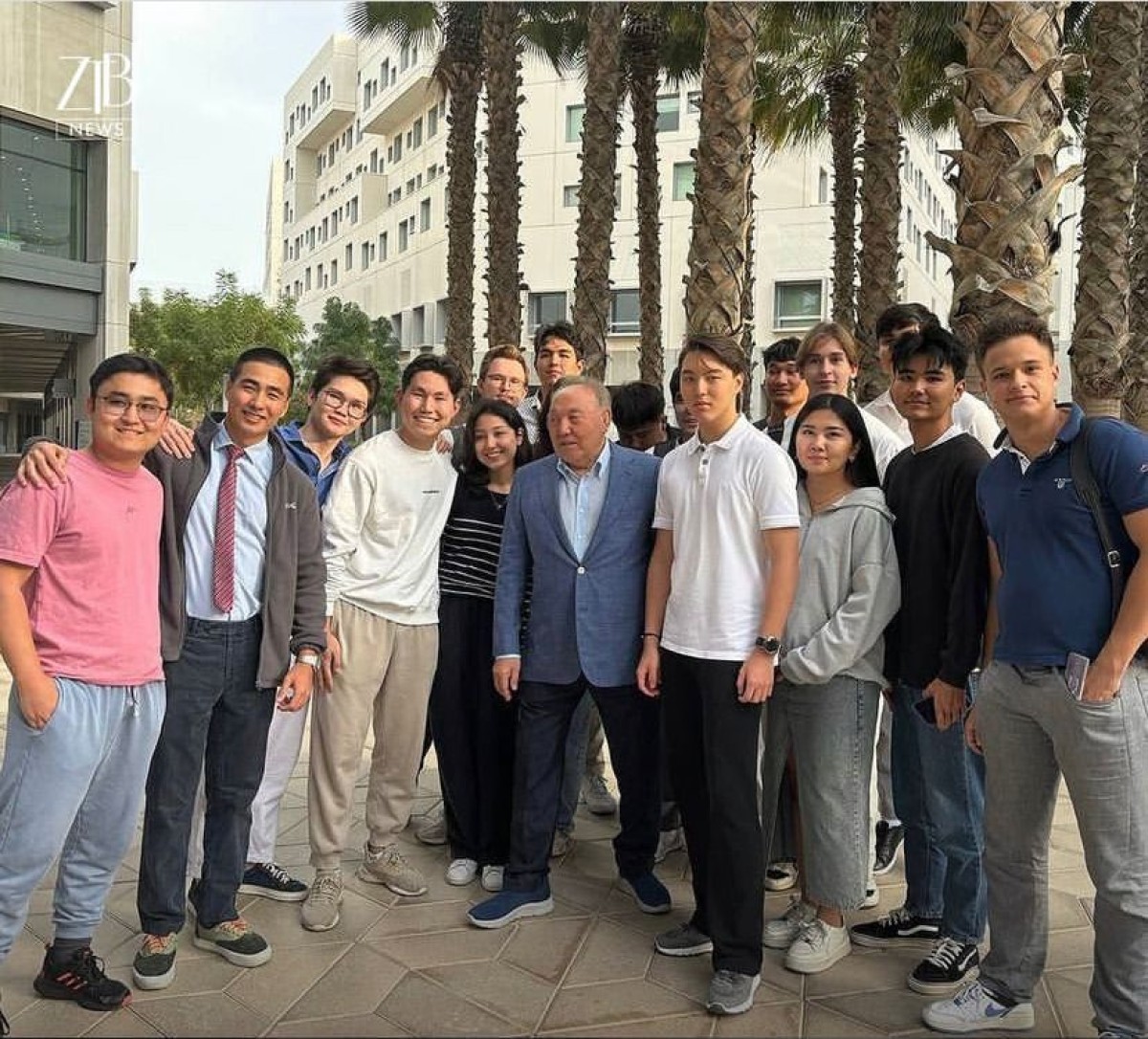Назарбаев сфотографировался в Абу-Даби с казахстанскими студентами