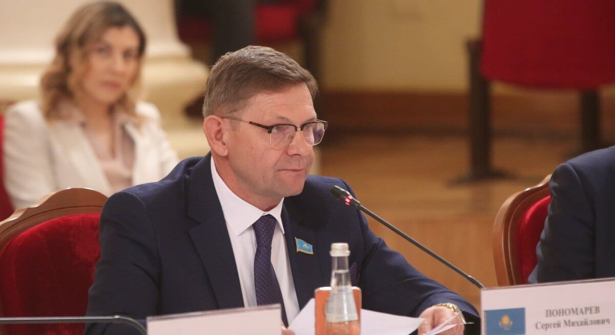 Депутат Сергей Пономарев просит журналистов не писать "желтуху"
