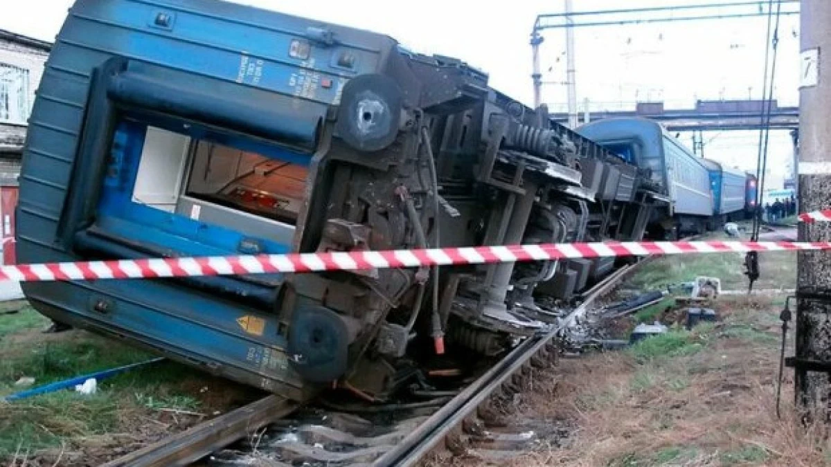В Карагандинской области пассажирский поезд сошел с рельсов