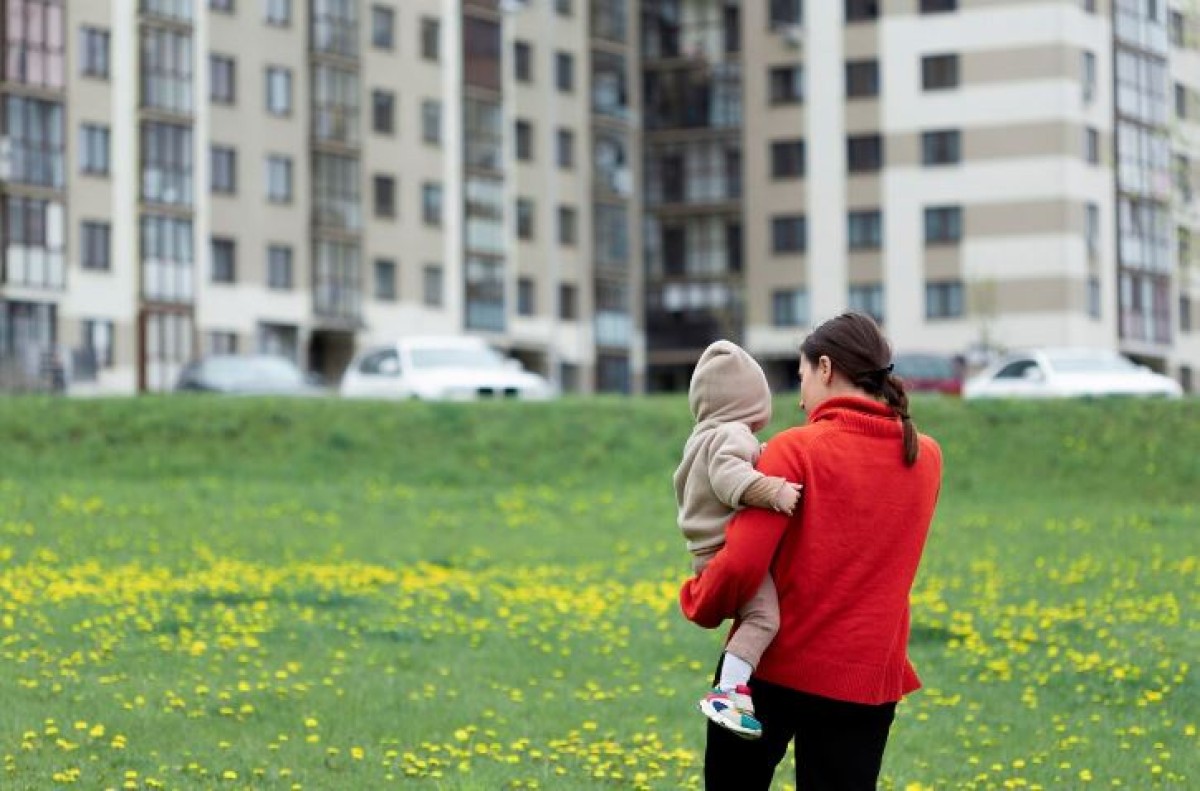 В Атырау многодетную мать убрали из очереди