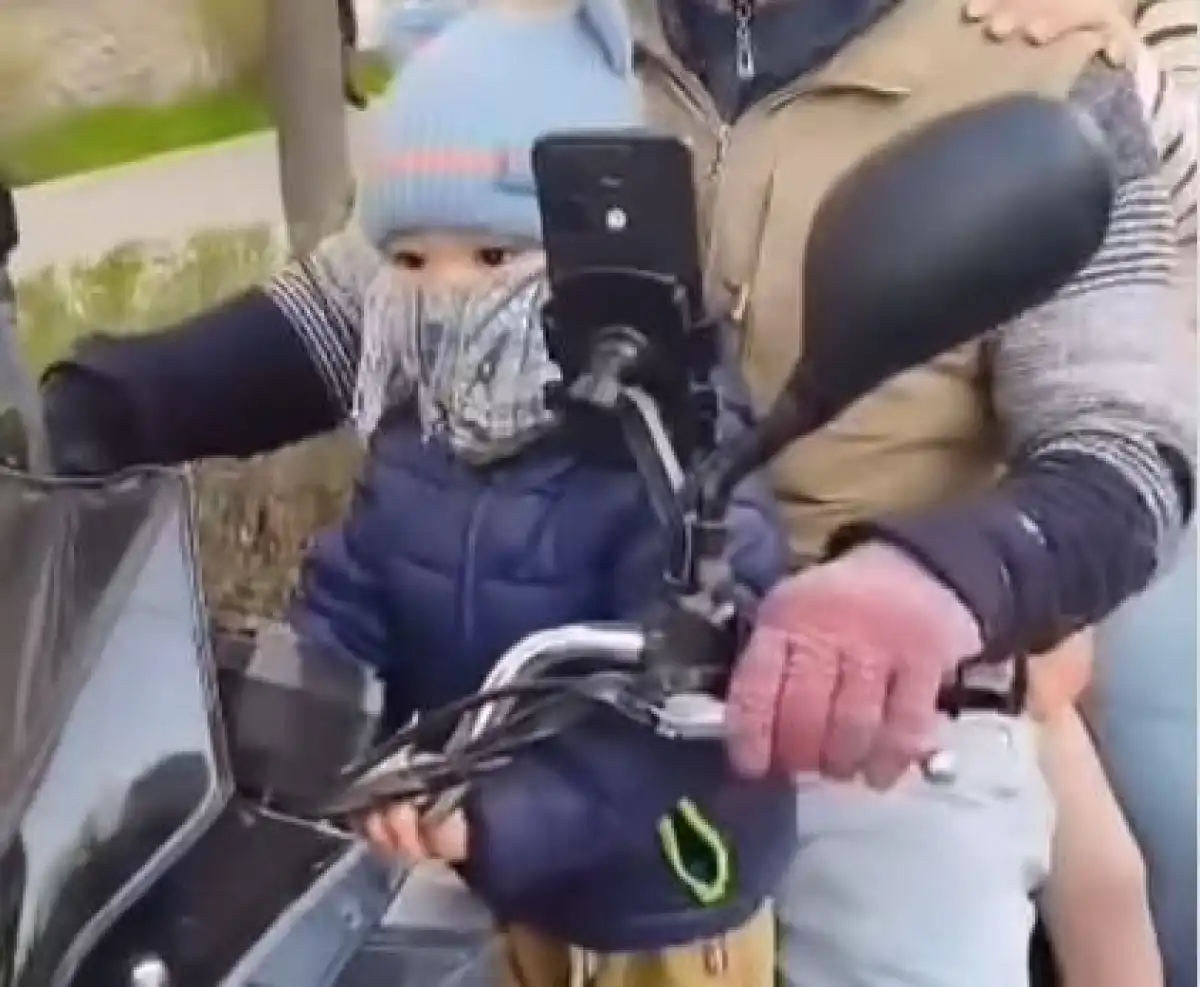 Мопедиста с двумя маленькими детьми остановили в Алматы
