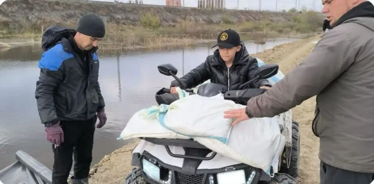 Оштрафовали отца мальчика, помогавшего укреплять дамбу