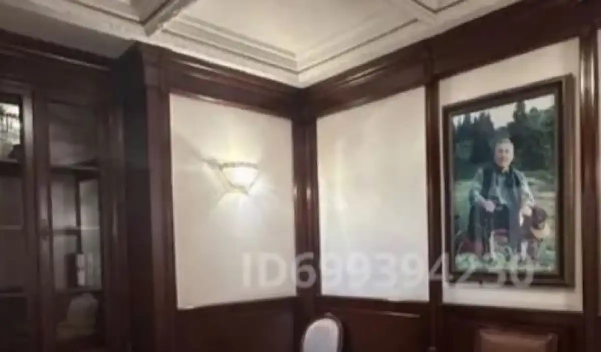 В Астане продают квартиру с портретом Назарбаева