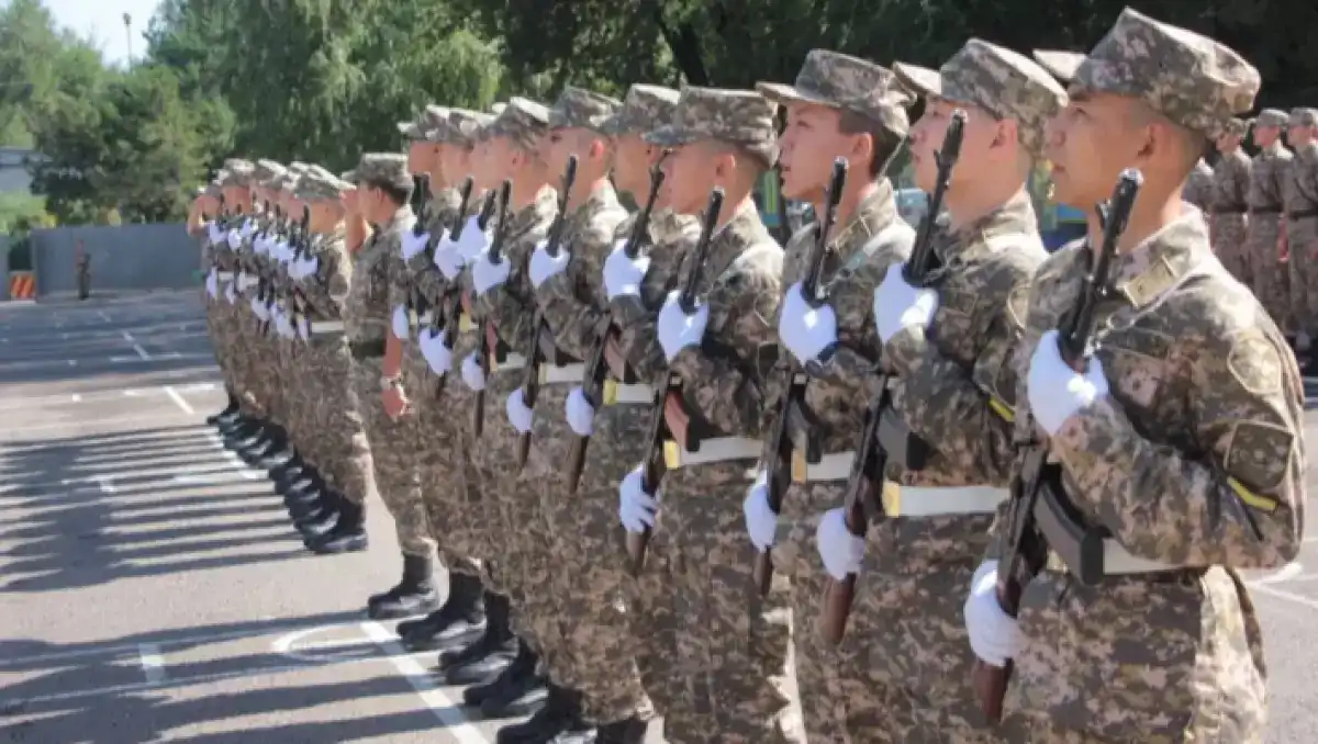 Вправе ли военкоматы забирать в армию 18-летних выпускников?