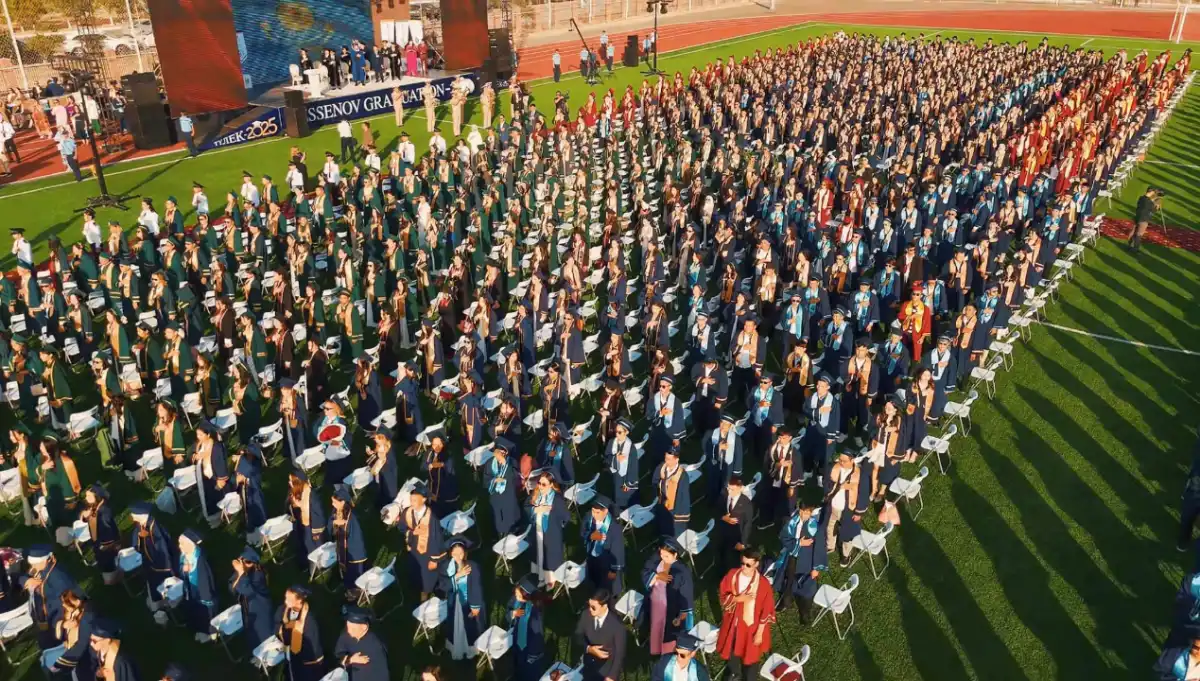 В Yessenov University состоялась церемония вручения дипломов в новом формате.