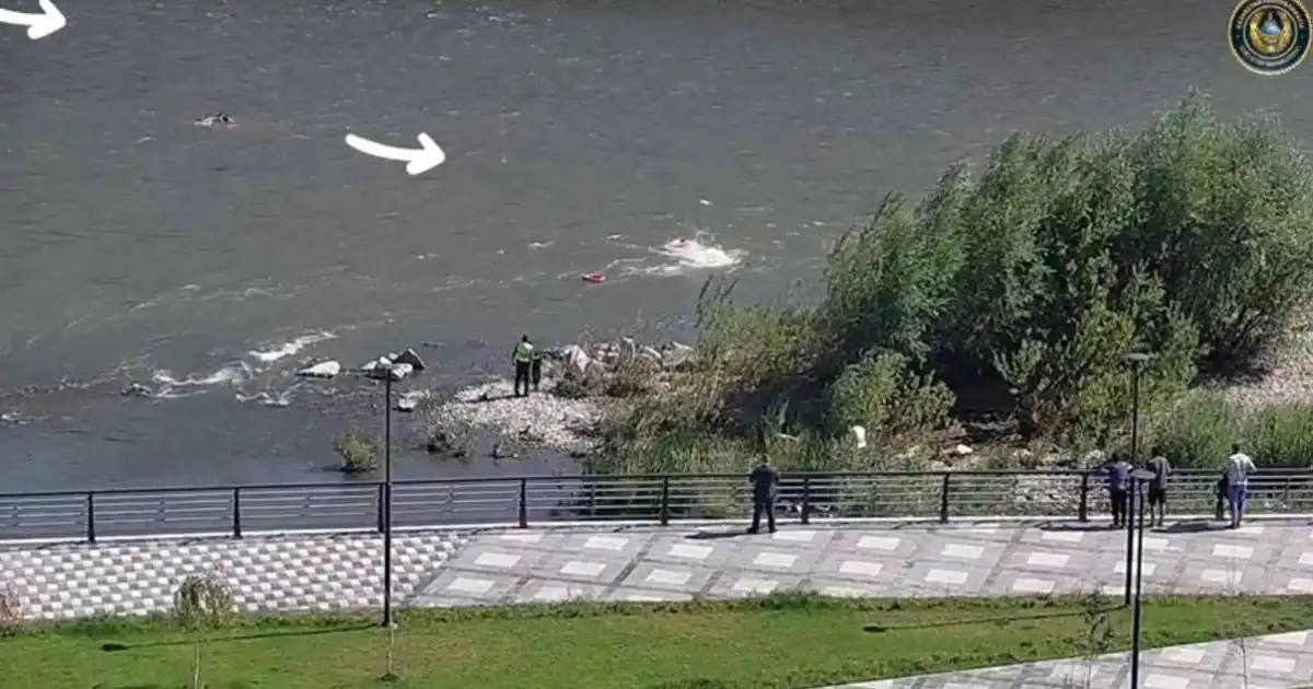 Полицейские вытащили из воды мать с ребенком