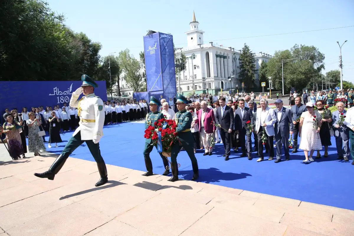 В Алматы тысячи горожан и гостей города объединились в песнях и цветах в честь Абая