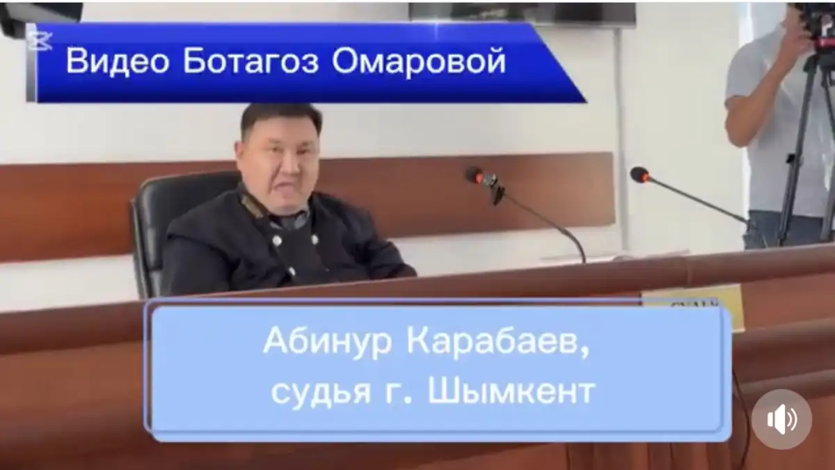 В Шымкенте судья показал язык журналистке во время процесса