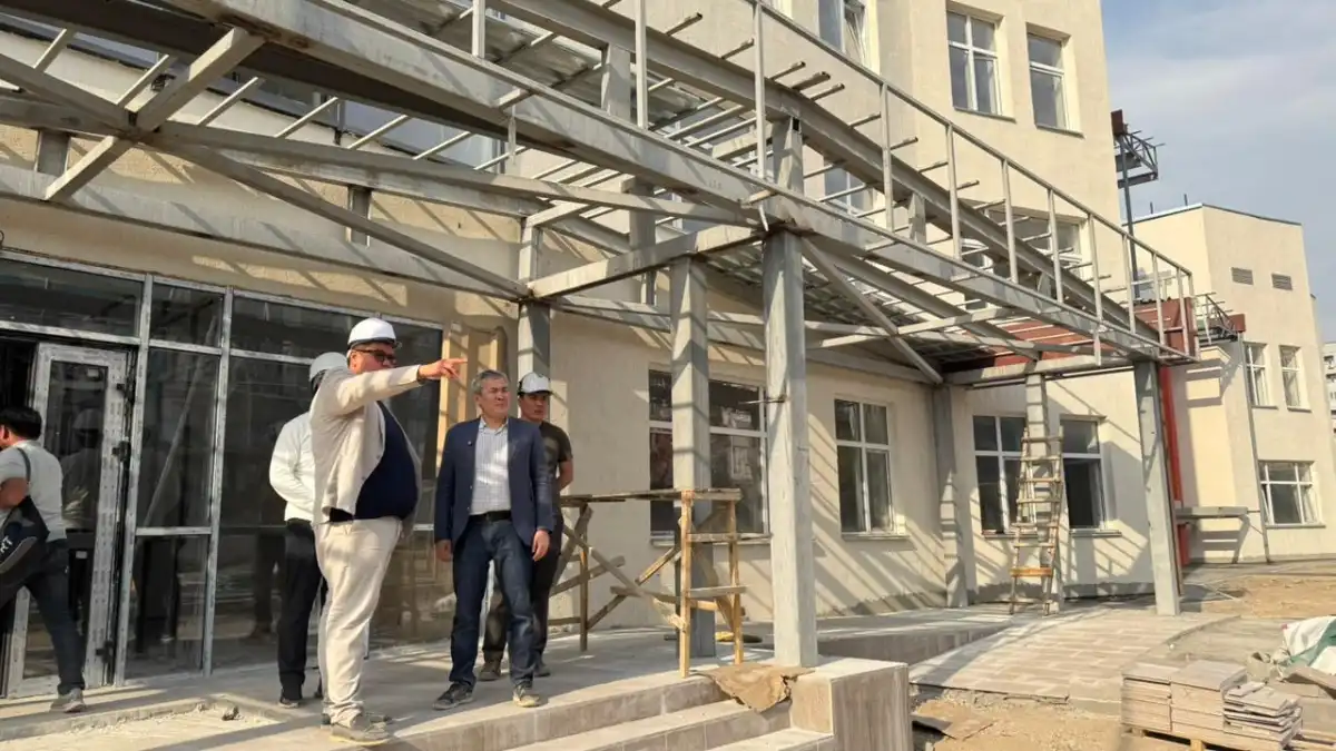 В Наурызбайском районе Алматы проверили строительство школ и детсадов