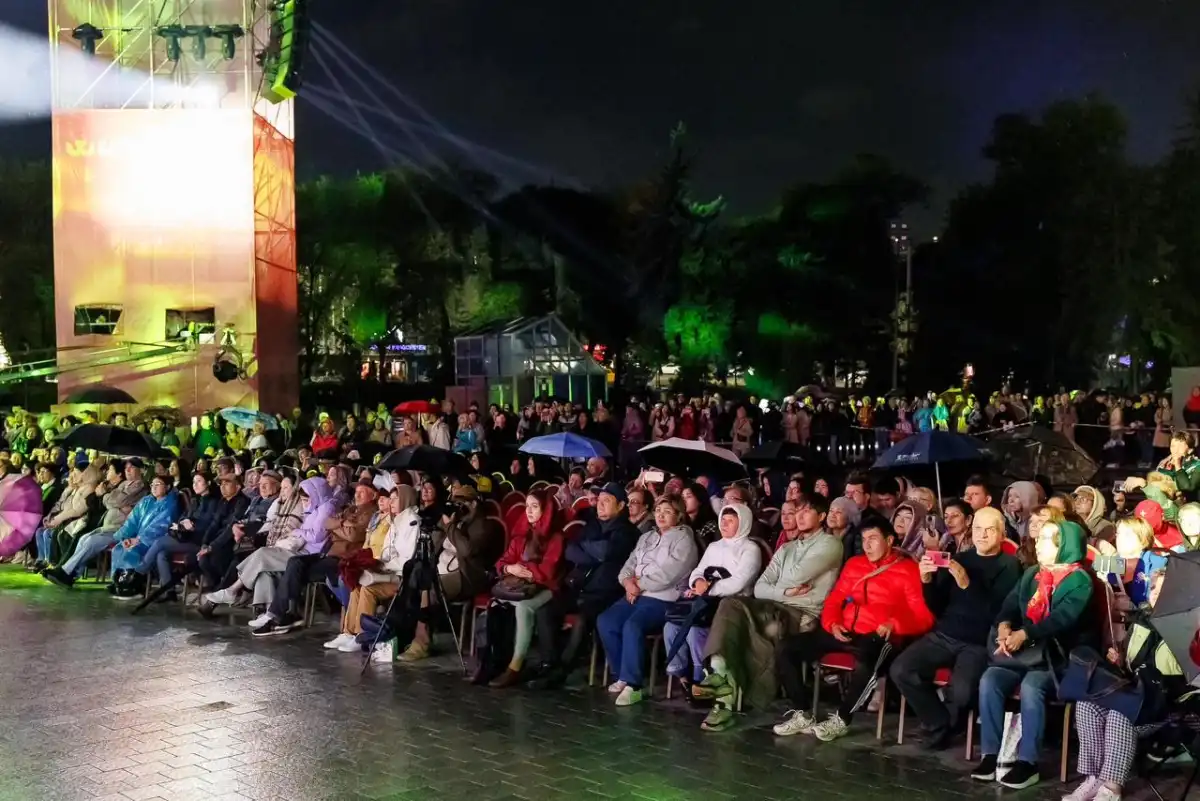 Алматы отметил День города грандиозным open air концертом «МҰРА» на площади Абая