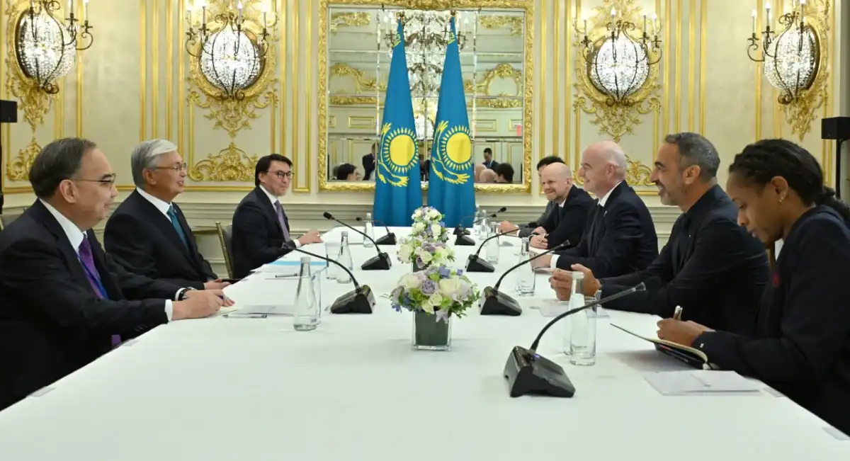 Президент Казахстана встретился с главой ФИФА