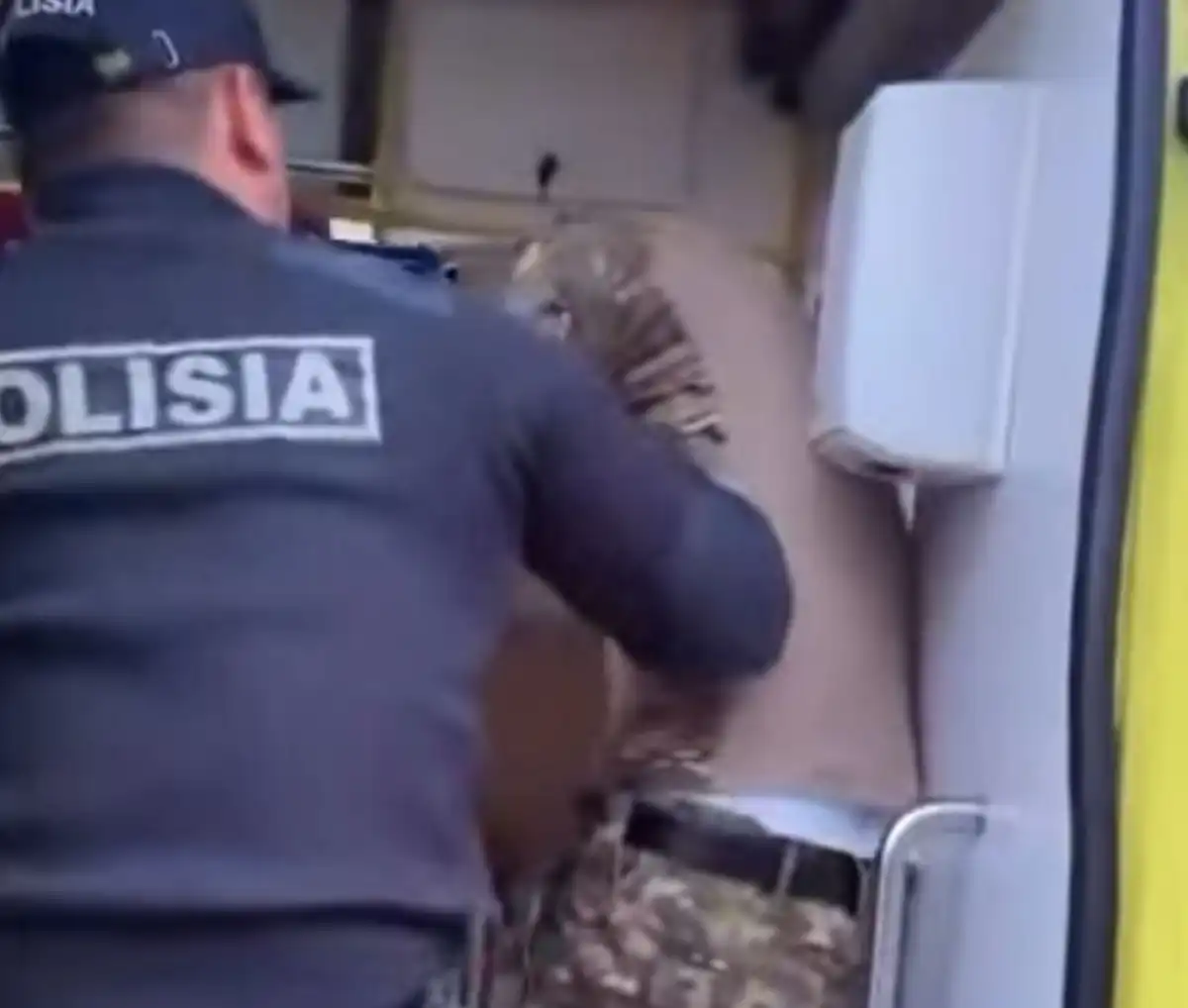 В Атырау мужчина в форме полицейского устроил скандал (+ВИДЕО)