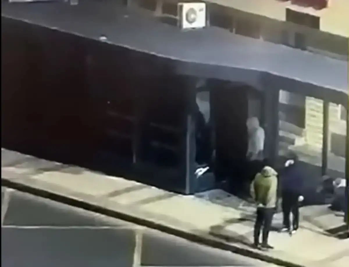 В Астане мужчина разбил стекло на автобусной остановке (+ВИДЕО)