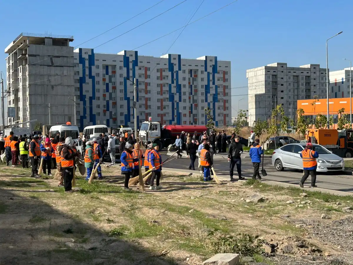 Тысячи алматинцев вышли на субботник и высадили сотни деревьев