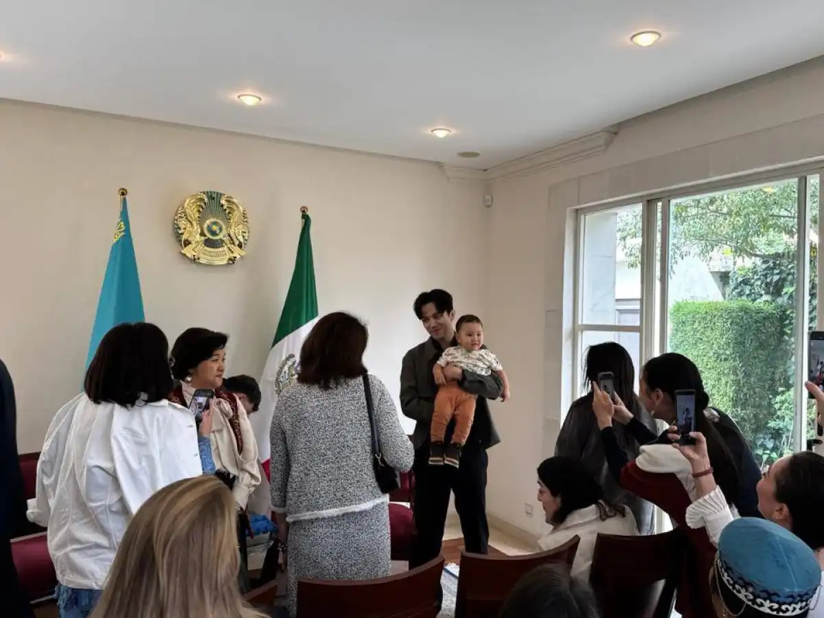 Димаш Кудайберген с ребёнком на руках покорил Мексику