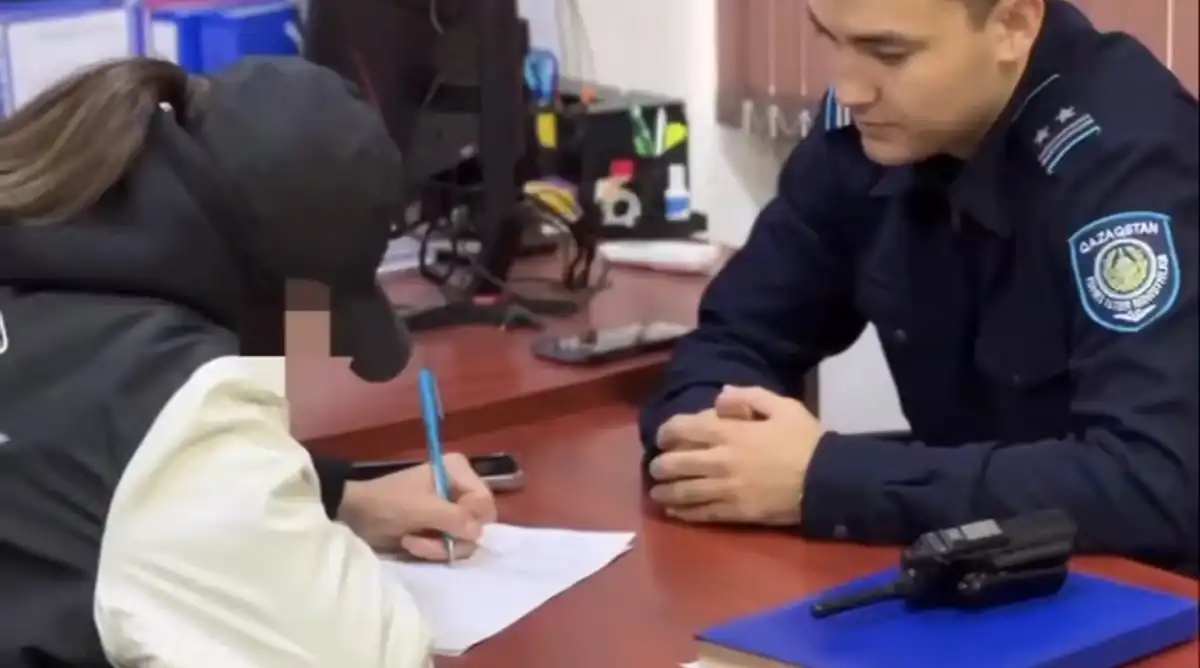 Полиция провела беседу с блогером, оскорбившей слабослышащего таксиста