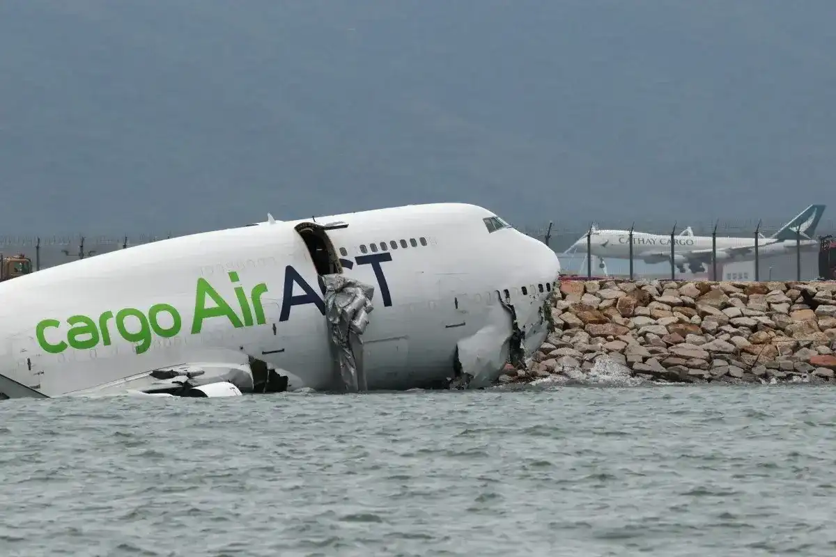 В Гонконге грузовой Boeing выкатился с посадочной полосы в море