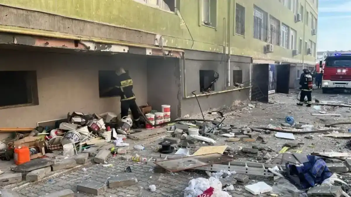 В Актау в многоэтажном доме взорвался газовый баллон, жители оказались в больнице