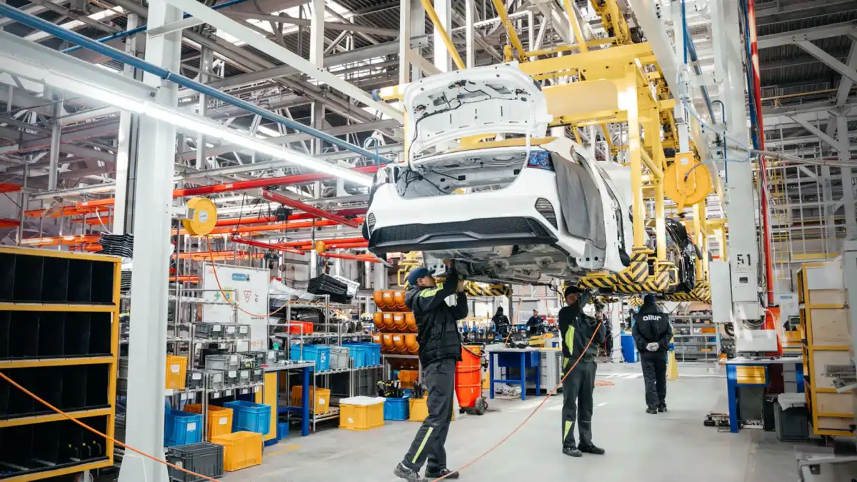 От прикручивания фар до производства сложных узлов