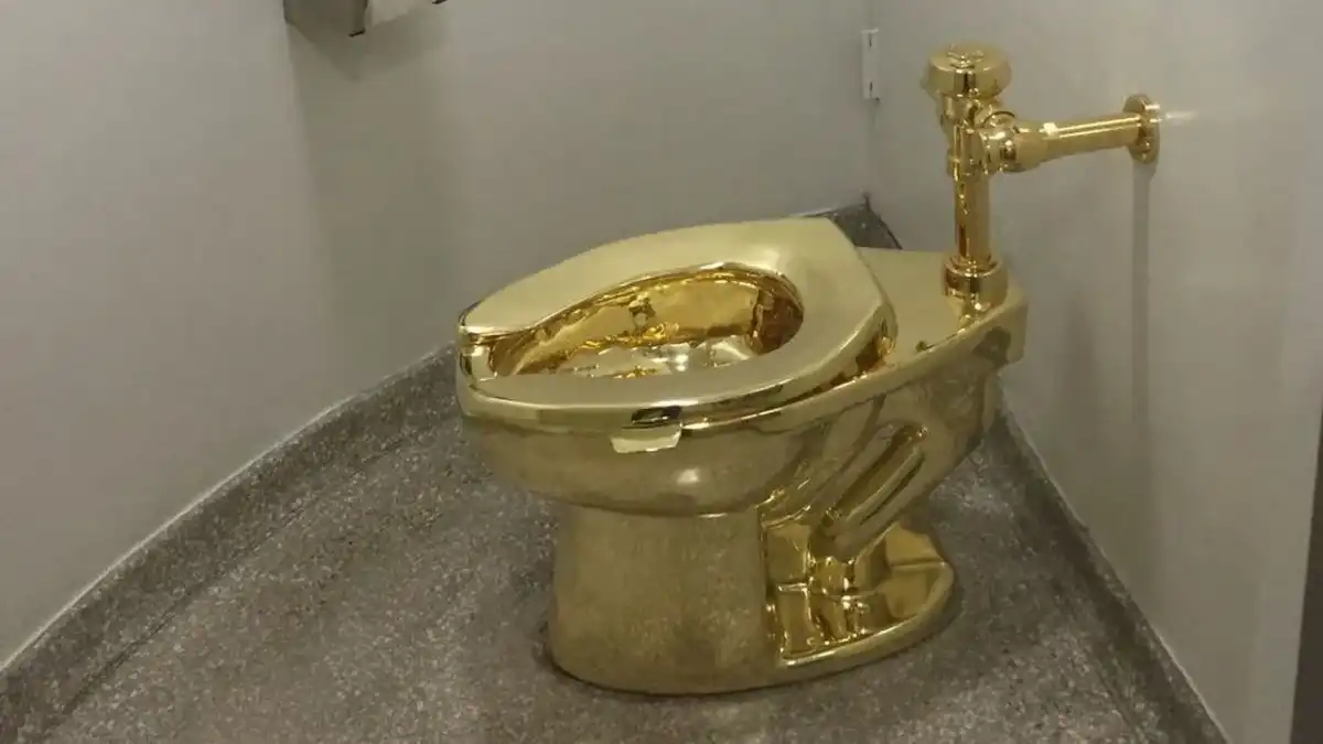 В США продадут золотой унитаз за 10 млн долларов