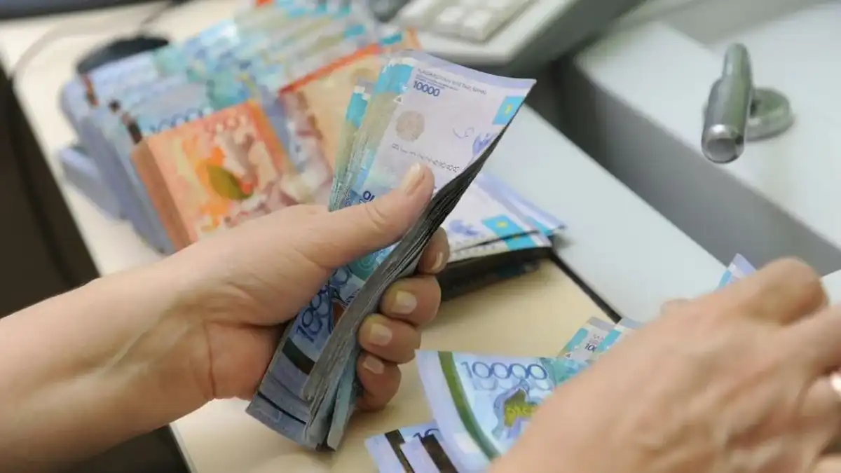 Почти половина казахстанцев зарабатывает меньше 300 тысяч тенге