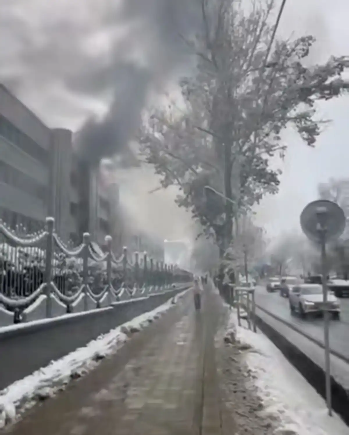 В Алматы загорелось административное здание