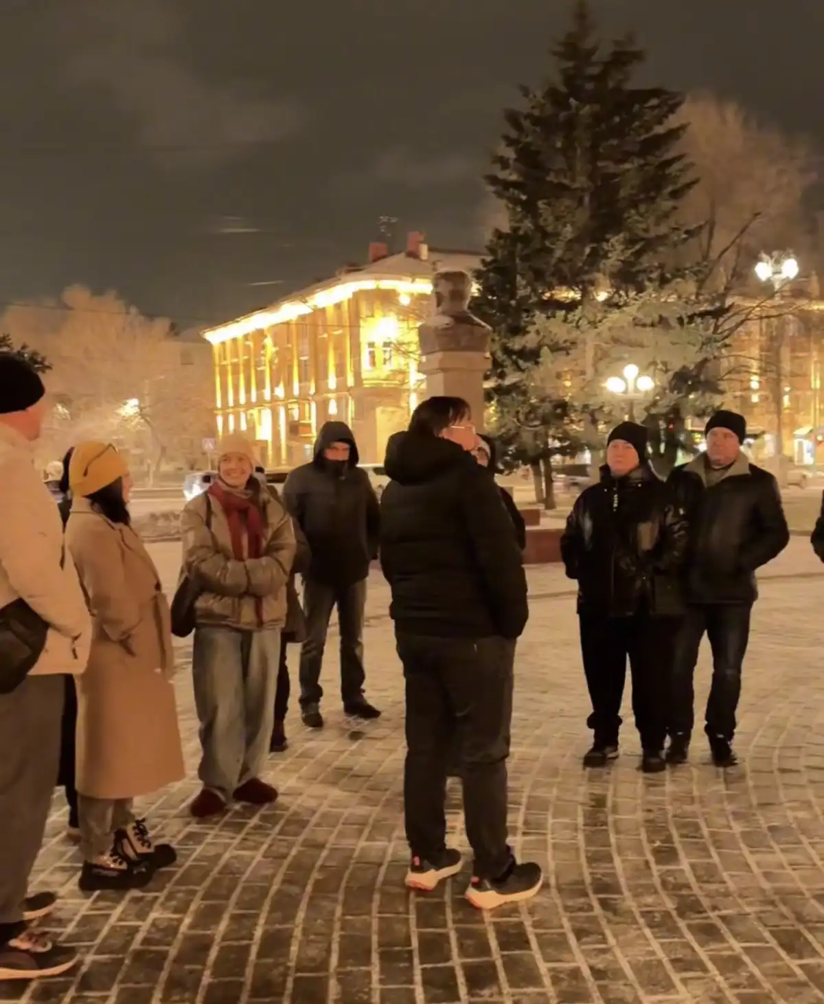 «Темно уже в четыре»: жители Усть-Каменогорска вышли выразить недовольство переводом времени