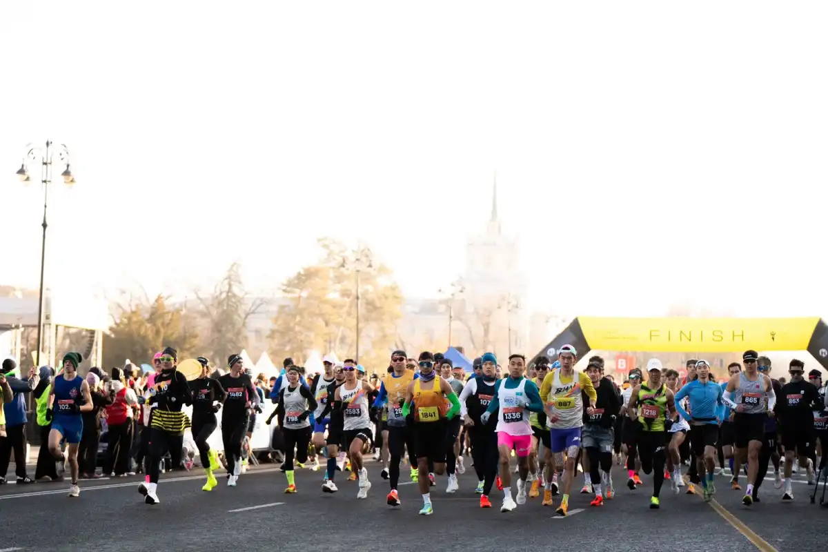 2500 бегунов из 20 стран: в Алматы прошёл финальный старт бегового сезона