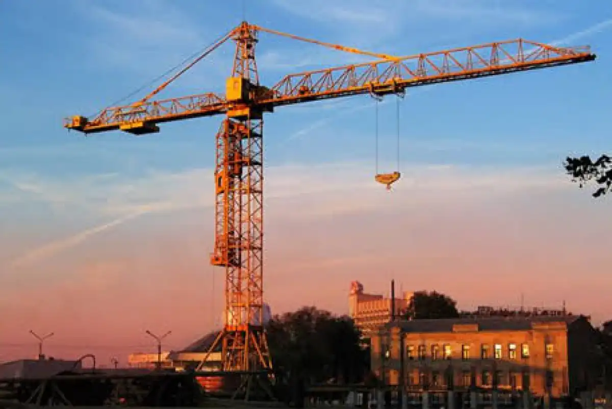 В Астане трое строителей упали с высоты: обстоятельства выясняются