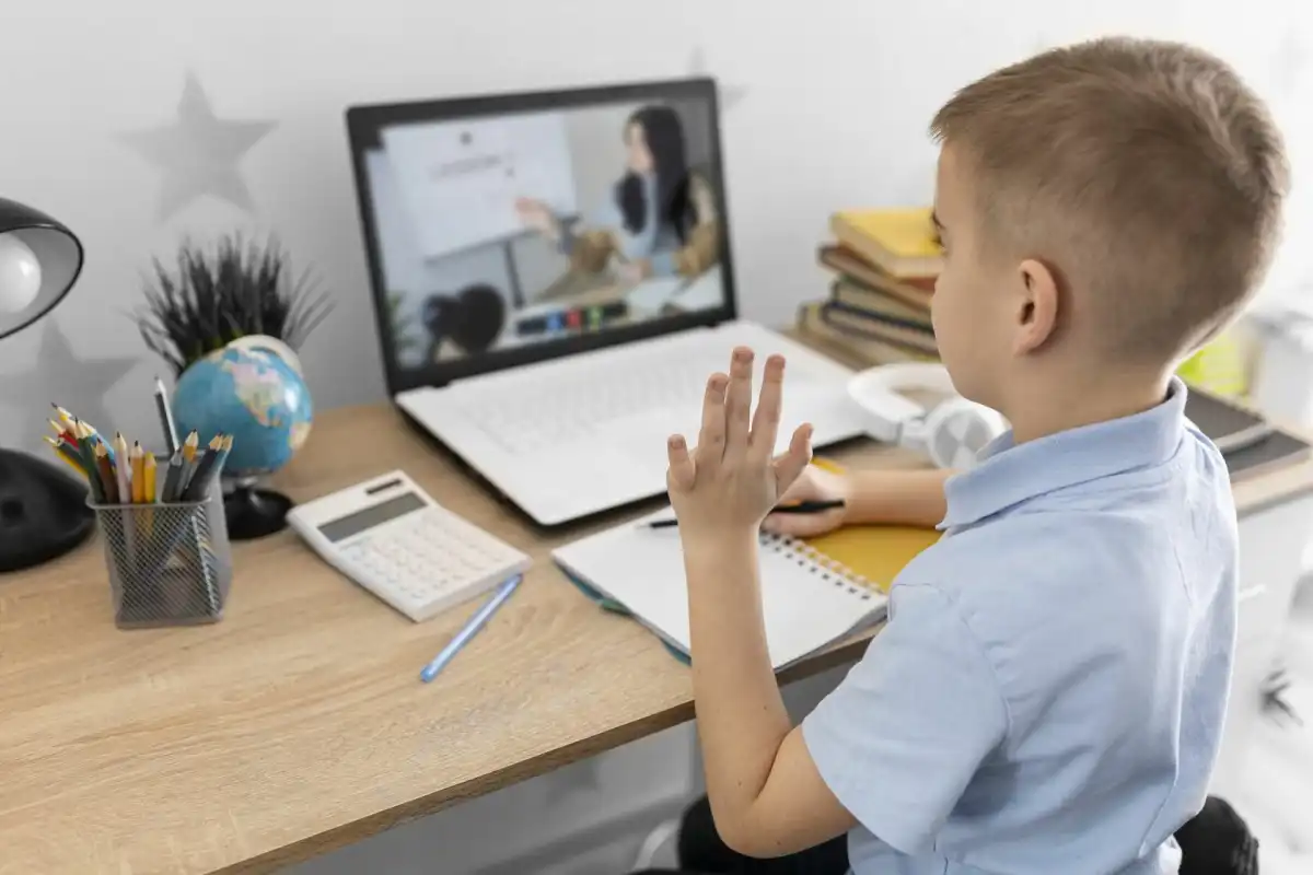 Школы Астаны переводят учеников на дистанционное обучение