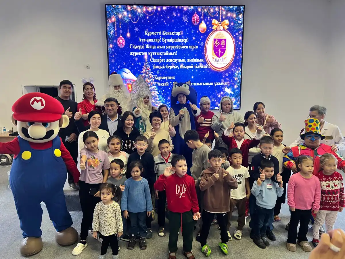 Добро и внимание детям: по инициативе депутата маслихата Алматы Болата Ибрагимулы маленькие пациенты больницы «Аксай» получили новогодние подарки и праздник