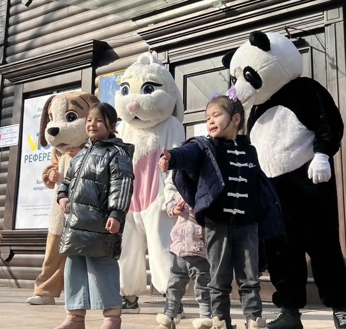 Семьи с детьми на избирательном участке в Алматы встречали ростовые куклы